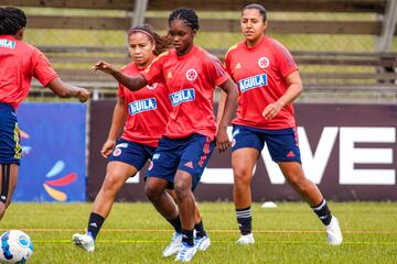 La Selección Colombia Femenina sigue preparando el partido ante Ecuador por Copa América. Las dirigidas por Nelson Abadía volvieron a los trabajos de campo.