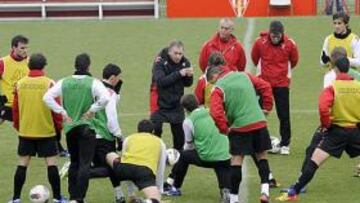 <b>ATENTOS. </b>Los jugadores no se perdieron ni un apunte de Clemente.