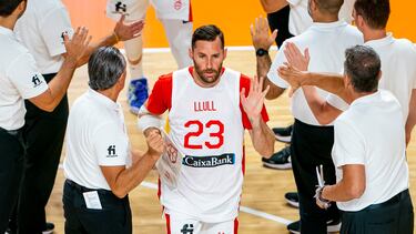 Rudy Fernández, alero de la Selección, con la camiseta de Sergio Llull durante la presentación de España ante Holanda.