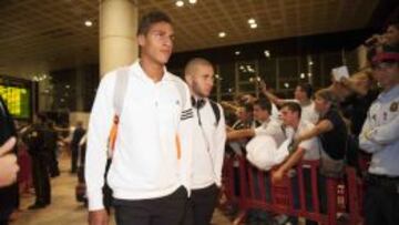 Varane y Benzema a su llegada a El Prat. 
