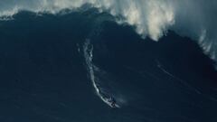 El surfista escoc&eacute;s Ben Larg surfea en el bottom una ola gigante en Nazar&eacute; (Portugal) en noviembre del 2021. 