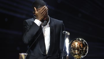 PARIS (France), 22/09/2025.- Paris Saint-Germain's player Ousmane Dembele accepts the Men's Ballon d'Or trophy during the Ballon d'Or 2025 ceremony at the Theatre du Chatelet in Paris, France, 22 September 2025. (Francia) EFE/EPA/Mohammed Badra