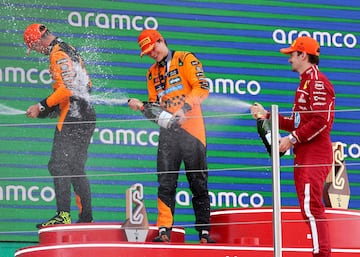 Oscar Piastri, Lando Norris (McLaren) y Charles Leclerc (Ferrari), podio del GP de España de F1 2025 en Barcelona.