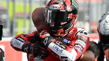Pecco Bagnaia celebra con un mecánico de Ducati su victoria en el GP de Japón de MotoGP.