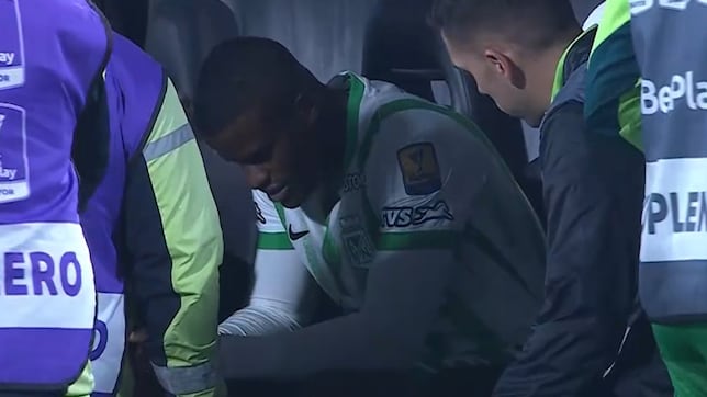 Susto en El Campín: Felipe Román se desploma