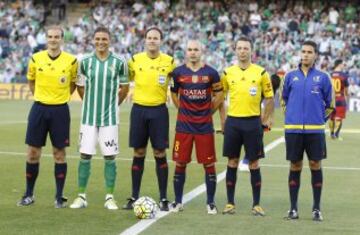 El árbitro Mateu Lahoz acompañado por sus asistentes Cebrián Devis y Núñez Fernández, el cuarto árbitro Hernández Maeso y los capitanes Joaquín e Iniesta. 