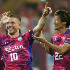 Podolski: “Sería increíble jugar con Iniesta”