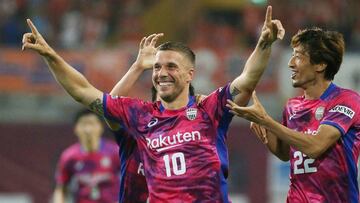 Podolski: ¡°Ser¨ªa incre¨ªble jugar con Iniesta¡±