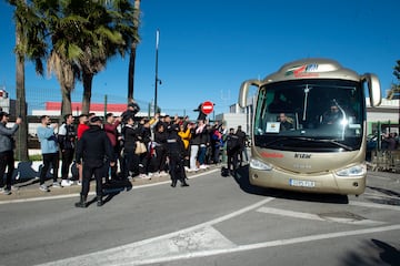 Seguidores esperando ver a los jugadores del Barcelona a su llegada a Ceuta.