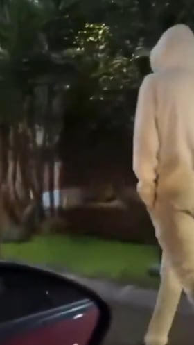 ‘Persiguen’ a Piqué por Ceuta y le ponen la canción que Shakira le dedicó: ni se inmuta