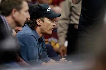 Matthew McConaughey quiere unirse a Jeff Bezos y Jay-Z para comprar a los Commanders