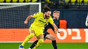 VILLARREAL (CASTELLÓN), 06/12/2023.- El delantero chileno del Villarreal, Ben Brereton (i), con el balón ante la entrada del centrocampista sueco del Maccabi Haifa, Daniel Sundgren, durante el encuentro correspondiente a la fase de grupos de la Liga Europa que Maccabi Haifa y Villarreal disputan hoy miércoles en el estadio de La Cerámica, en la localidad castellonense. EFE / Andreu Esteban.