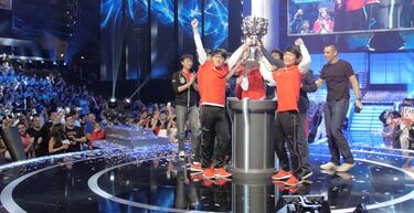 Riot Games prohíbe emitir partidas de otros juegos a los pros de League of Legends