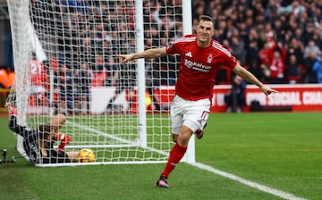 Chris Wood, jugador del Nottingham Forest, celebra uno de sus goles anotados ante el Brighton.