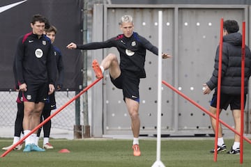 Dani Olmo entrenándose en con el club blaugrana. El jugador español acaparó todos las mirada del entrenamiento previo al partido de Copa del Rey frente al Barbastro.