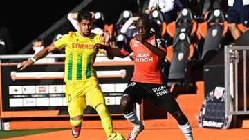 Yoane Wissa disputa un balón durante un partido de la Ligue 1.