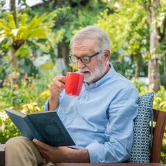 Un hombre de 78 años muestra el secreto para mantener el cerebro en forma: ha escrito más de 175 libros a lo largo de su vida