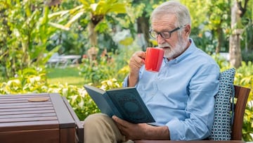 Un hombre de 78 años muestra el secreto para mantener el cerebro en forma: ha escrito más de 175 libros a lo largo de su vida