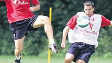 <b>A FONDO. </b>Gabilondo se estira para robar el balón a Orbaiz en el último entrenamiento realizado en Papendal.