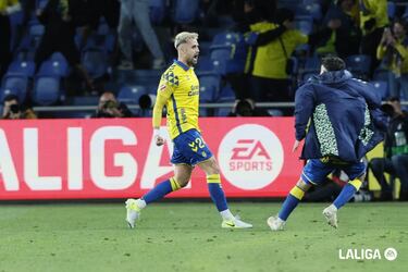 El que tuvo, retuvo. El jugador belga hizo un gol de falta salvando todos los obstáculos. Hizo un partido bastante bueno que coronó con el tanto del empate.