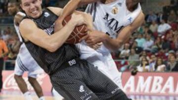 El escolta letón del Bilbao Basket Dairis Bertans y el pívot griego del Real Madrid, Ioannis Bourousis durante la primera semifinal de la Supercopa de baloncesto.