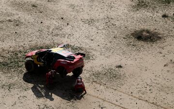 Sebastien Loeb de Bahrain Raid Xtreme y su copiloto Fabian Lurquin cambian un neumático durante la etapa 1.