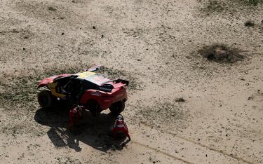 Sebastien Loeb de Bahrain Raid Xtreme y su copiloto Fabian Lurquin cambian un neumtico durante la etapa 1.