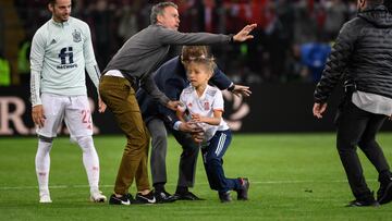 Spain's coach Luis Enrique (C) gestures to stops a security guard after a child entered the pitch to request a jersey of a Spanish player at the end of the UEFA Nations League - League A Group 2 football match between Switzerland and Spain at the Stade de Geneve in Geneva, on June 9, 2022. (Photo by Fabrice COFFRINI / AFP)