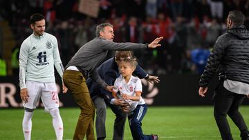 Spain's coach Luis Enrique (C) gestures to stops a security guard after a child entered the pitch to request a jersey of a Spanish player at the end of the UEFA Nations League - League A Group 2 football match between Switzerland and Spain at the Stade de Geneve in Geneva, on June 9, 2022. (Photo by Fabrice COFFRINI / AFP)