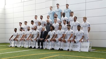 Foto oficial de la plantilla del Real Madrid de la temporada 2020-2021 con el entrenador, Zinedine Zidane, y el presidente del club, Florentino Pérez.