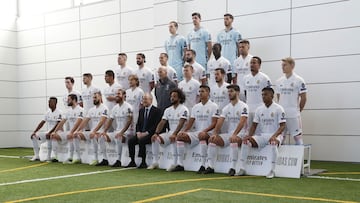 Foto oficial de la plantilla del Real Madrid de la temporada 2020-2021 con el entrenador, Zinedine Zidane, y el presidente del club, Florentino P&eacute;rez.