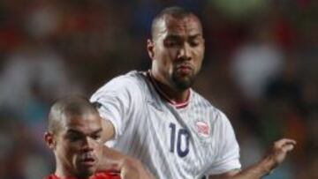 John Carew luchando con Pepe en un partido que disputó con la selección inglesa.
