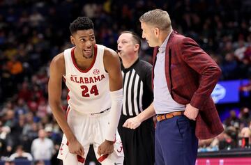 Brandon Miller habla con Nate Oats (técnico de Alabama) durante el partido ante Missouri.