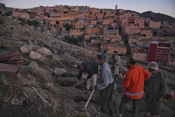 Vecinos del pueblo cavan tumbas para enterrar a los fallecidos por el terremoto, a 10 de septiembre de 2023, en Moulay Brahim, provincia de Al Haouz (Marruecos).