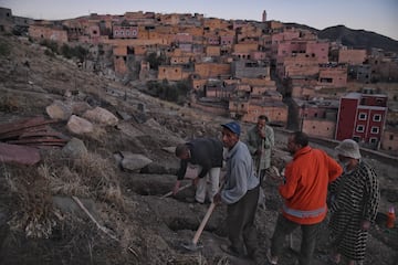 Vecinos del pueblo cavan tumbas para enterrar a los fallecidos por el terremoto, a 10 de septiembre de 2023, en Moulay Brahim, provincia de Al Haouz (Marruecos).