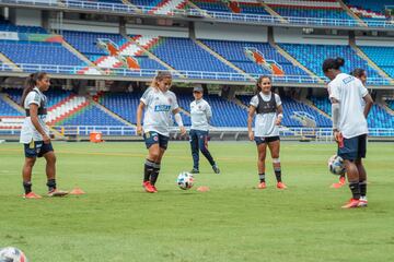 La Selección Colombia Femenina realizó su entrenamiento en el Pascual Guerrero antes del partido amistoso ante Chile, que se jugará el sábado en Cali.