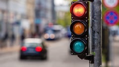 ¿Cuántos puntos te quitan por saltarte un semáforo en rojo y cuál es la multa de la DGT?
