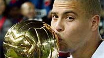 <b>ELOGIOS.</B> Héctor Cúper ha elogiado a Ronaldo y no ha dudado en declarar que el brasileño se merece el Balón de Oro.