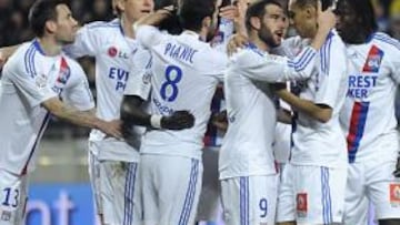 <b>GOLEADOR. </b>Lisandro es felicitado tras marcar el primer gol.