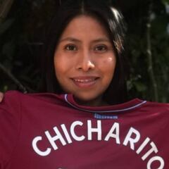 Yalitza Aparicio recibe jersey del West Ham por parte de 'El Chicharito'