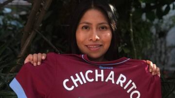 Yalitza Aparicio con jersey del West Ham