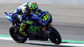 TJK. Northampton (United Kingdom), 27/08/2017.- Italian MotoGP rider Valentino Rossi of the Movistar Yamaha MotoGP team in action during the MotoGP race of the 2017 British Motorcycling Grand Prix at the Silverstone race track, Northampton, Britain, 27 August 2017. (Motociclismo, Ciclismo) EFE/EPA/TIM KEETON