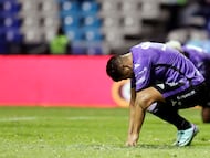 MEX2606. PUEBLA (MÉXICO), 13/01/2026.- Jugadores de Mazatlán se lamentan este martes, tras perder un partido de la Liga MX frente a Puebla en el estadio Cuauhtémoc, en Puebla (México). EFE/ Hilda Ríos