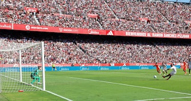 El ex jugador del Barcelona aprovecha la oportunidad y engañó a Szczesny disparando a la derecha del meta, quien se venció al lado contrario.