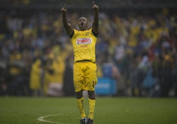 Dejó al América cuando estaba en su mejor momento: levantó el título del Clausura 2013 y fue campeón de goleo. El ecuatoriano partió al fútbol de Qatar, donde lamentablemente no pudo debutar, y a las Águilas les costó encontrar a su sustituto. En el equipo se quedaron Narciso Mina y Luis Gabriel Rey, quienes no pudieron aportar la cantidad de goles que promediaba el ‘Chucho’.