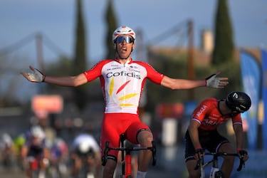 Guillaume Martin debe consolidarse como líder para las grandes rondas con Cofidis. En 2020 concluyó 11º en el Tour y 14º en la Vuelta, con el maillot de mejor escalador como premio. Jesús Herrada, Barceló, Geschke o Hass actuarán como cazavictorias desde escapadas o para carreras de una semana. También figuran en nómina dos hombres rápidos a los que arropar en llegadas masivas: Viviani y Laporte. ALTAS: Simon Geschke, Rubén Fernández, Jelle Wallays, Tom Bohli, Andre Carvalho, Jempy Drucker, Szymon Sajnok, Rémy Rochas y Thomas Champion. BAJAS: Luis Ángel Maté, Cyril Lemoine, Damien Touzé y Dimitri Claeys.