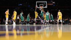 Celtics y Lakers, durante un partido esta temporada