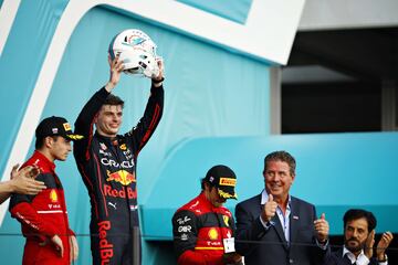 Max Verstappen celebrando su victoria en el podio del GP de Miami