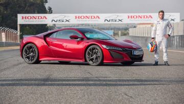 Fernando Alonso junto al Honda NSX en Estoril.