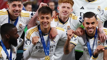 Jeremy de León, entre Güler y Ceballos.